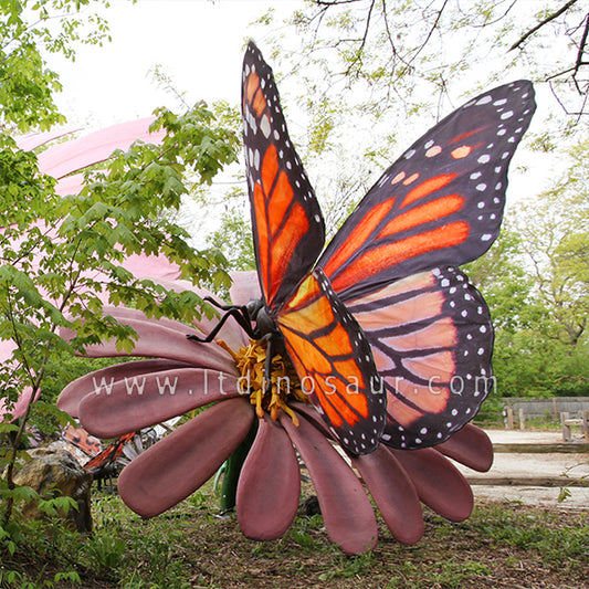 El zoológico exhibe una mariposa animatrónica